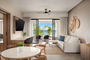 Preferred Club Master Suite Ocean Front King | Aire de séjour | Téléviseur à écran plat de 42 po avec télévision par câble, téléviseur