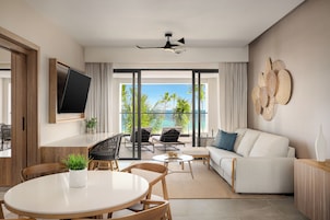 Preferred Club Master Suite Ocean Front King | Living area | 42-inch flat-screen TV with cable channels, TV