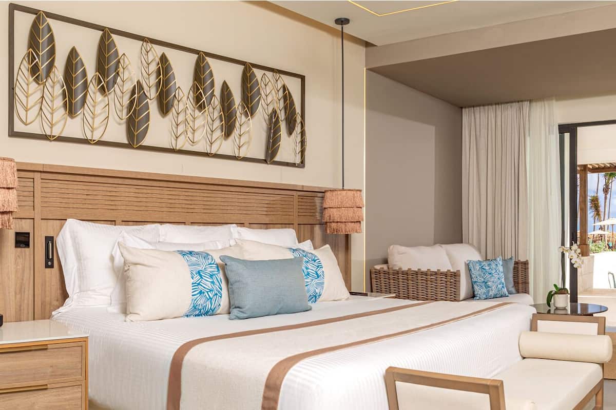 Preferred Club Jr. Suite Partial Ocean View King