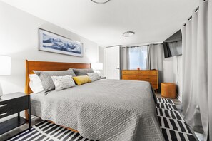 3 habitaciones, escritorio y tabla de planchar con plancha 