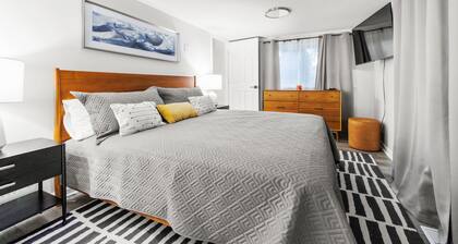 3-bed, 2-bath lakehouse Grill, hot tub, firepit and on-site boat parking.