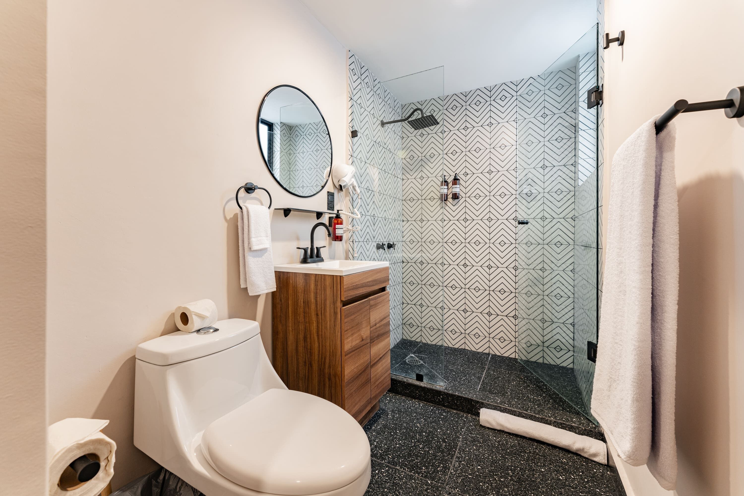 Apartamento estándar | Baño | Ducha, cabezal de ducha tipo lluvia, secador de pelo y toallas