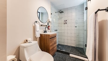 Apartamento estándar | Baño | Ducha, cabezal de ducha tipo lluvia, secador de pelo y toallas