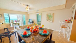 Basic Condo | Makan dalam bilik