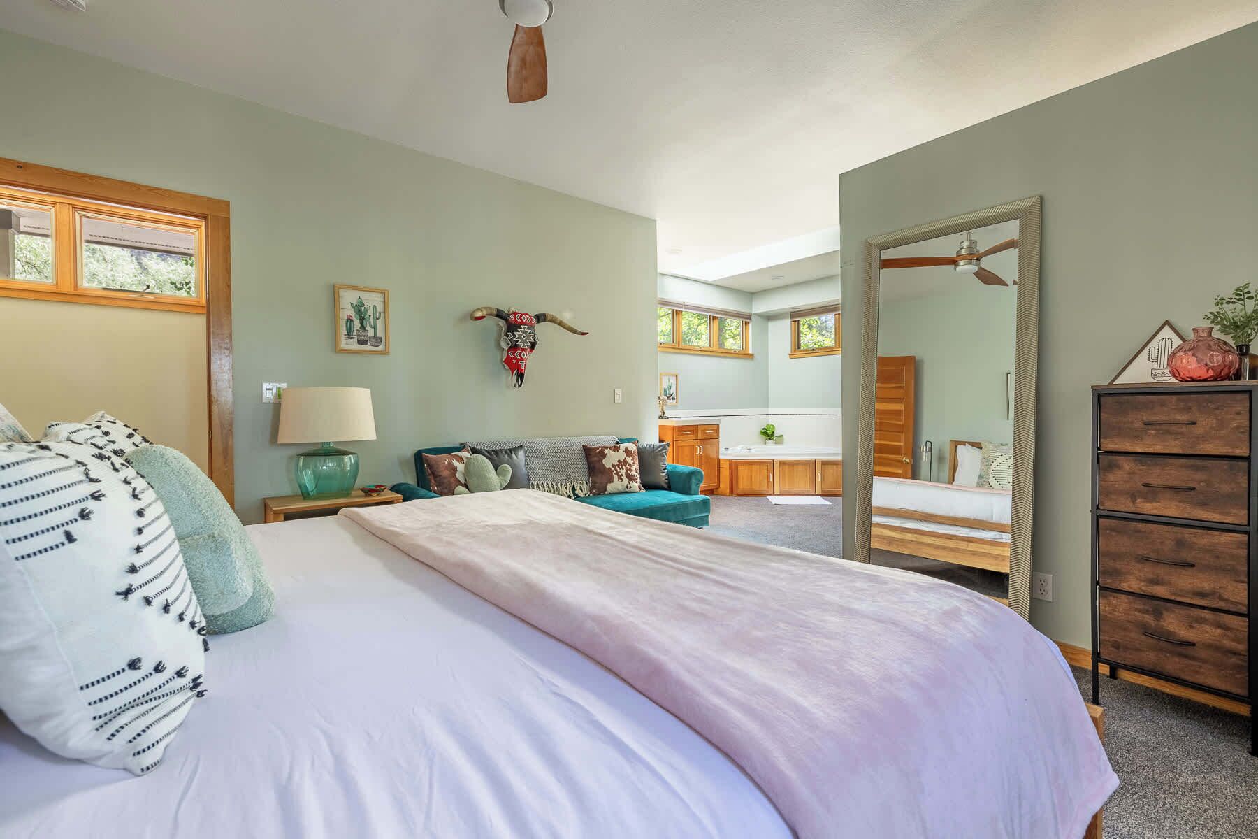 1 bedroom, desk, WiFi, bed sheets