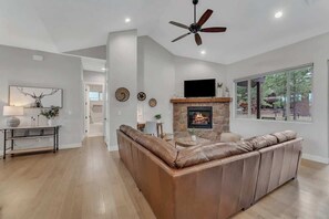 Televisión, chimenea y oficina