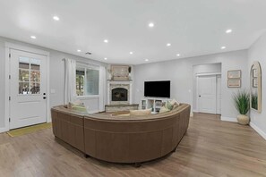 Télévision, cheminée, espaces bureaux