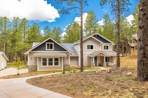 Exterior - Luxury Flagstaff Forest Home • Hot Tub & Games (Flagstaff)
