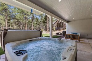 Terrace/patio - Luxury Flagstaff Forest Home • Hot Tub & Games (Flagstaff)