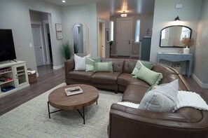 テレビ、暖炉、書斎 / ワークスペース