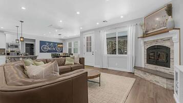 Fernseher, Kamin, Arbeitsbereiche