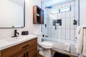 Shower, hair dryer, towels - Twin Pines Cabin with Fireplace (Flagstaff)