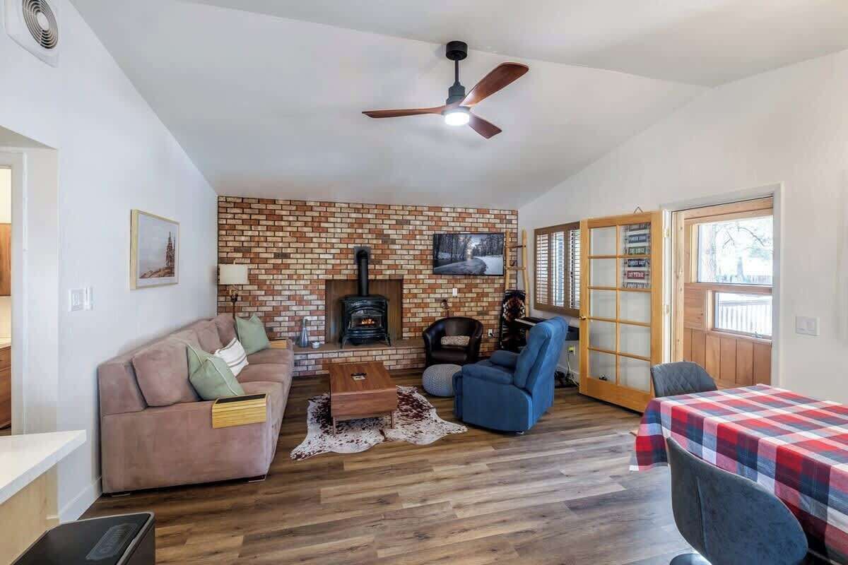 テレビ、暖炉、書斎 / ワークスペース