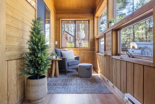 Twin Pines Cabin with Fireplace