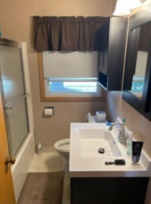 Haartrockner, Handtücher, Seife, Toilettenpapier