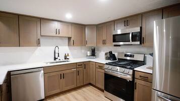 Een microgolfoven, een oven, een kookplaat, een vaatwasser