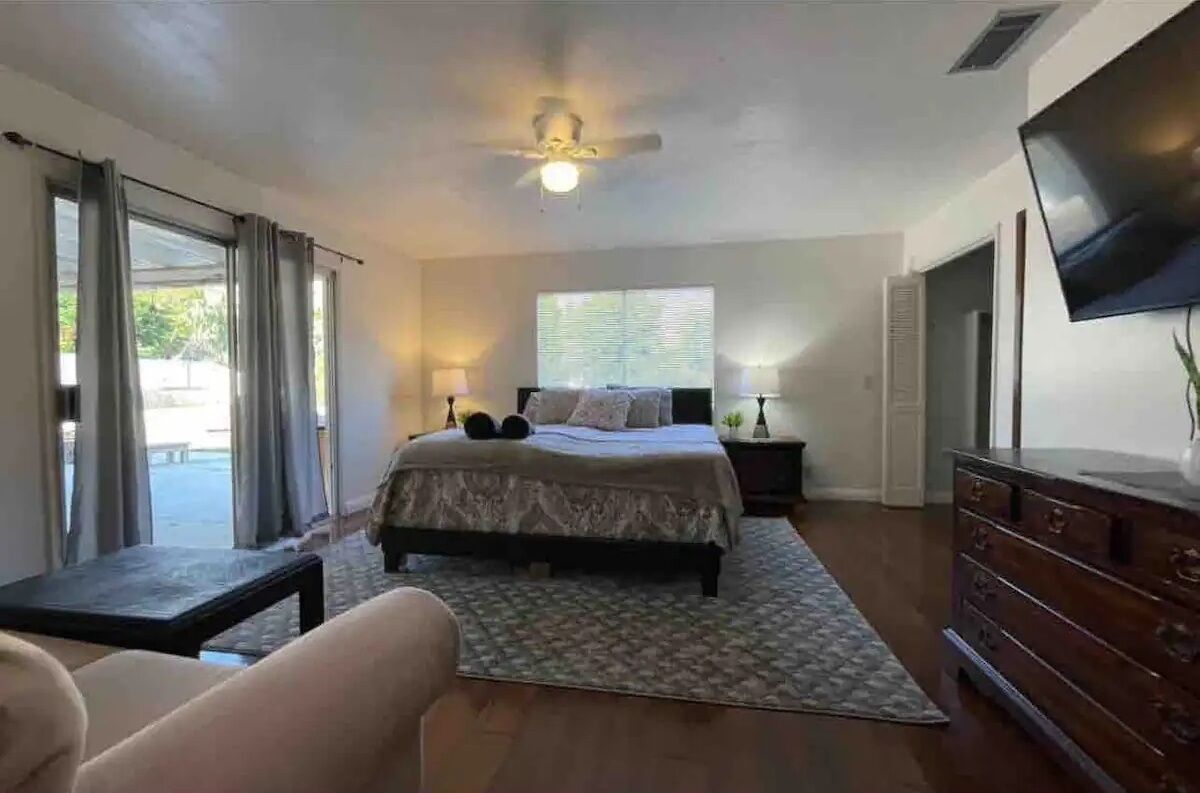 Cheerful 6 bedroom home with indoor fireplace.