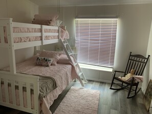 3 bedrooms, desk, iron/ironing board, free WiFi