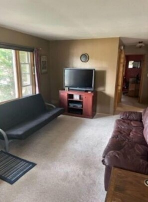 TV - Two bedroom ranch that sleeps 5 Ideal for NFL Draft, EAA, Little League tourneys (Waupun)