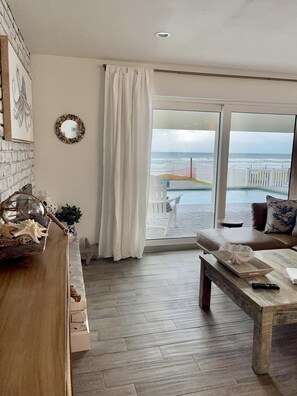 تلفزيون ذكي، مدفأة، كُتُب