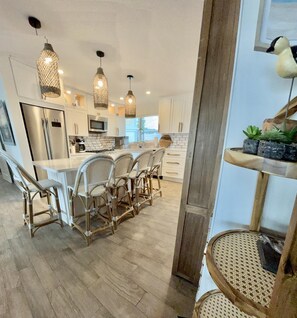 ثلاجة، ميكروويف، فرن، موقد طهي مسطح