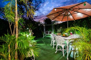 Perushuone, 2 parisänkyä, näköala puutarhaan, lisärakennuksessa | Näkymä huoneesta