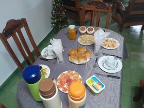 Ilmainen päivittäinen mannermainen aamiainen 