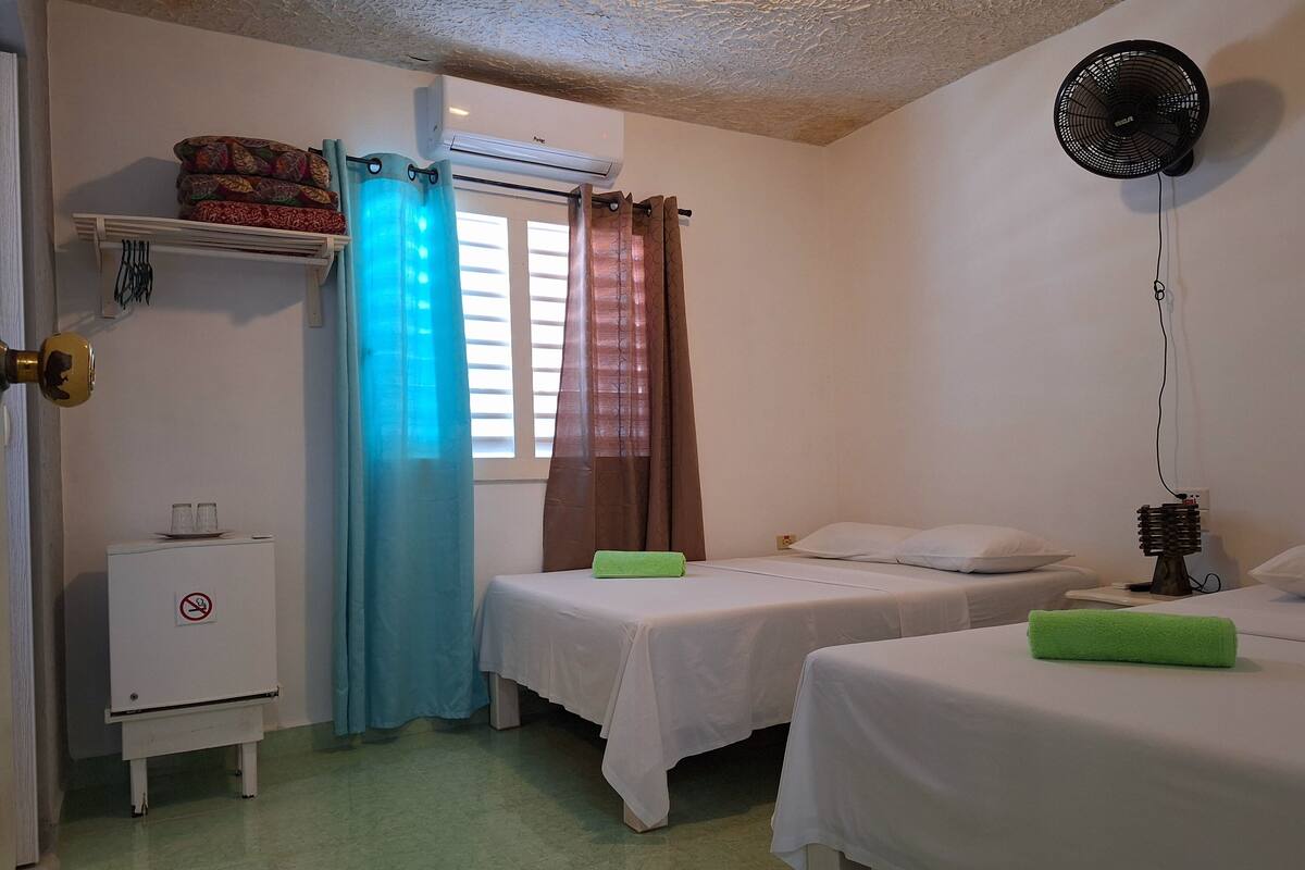 Standard-huone | Ylelliset vuodevaatteet, pillowtop-patjalliset sängyt, minibaari