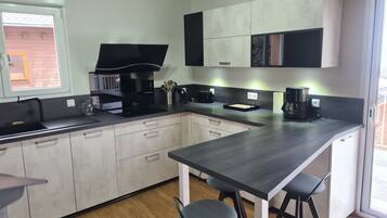 Refrigerador, microondas, horno y parrilla de estufa