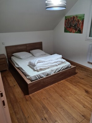 4 dormitorios, tabla de planchar con plancha, cuna de viaje