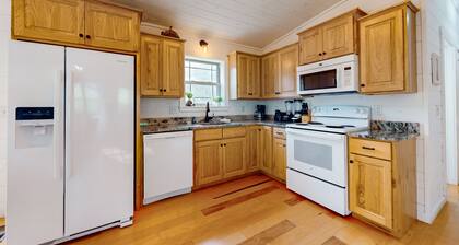 Downtown cabin with private hot tub, 2 decks, fireplace, Free Attraction Tickets