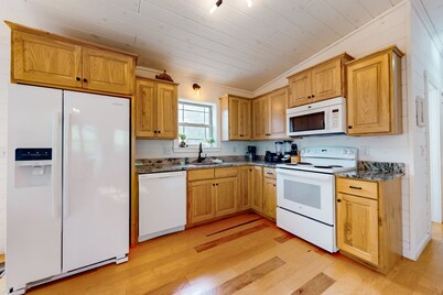 Downtown cabin with private hot tub, 2 decks, fireplace, Free Attraction Tickets