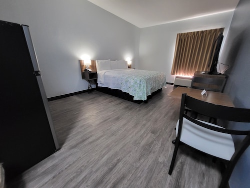 HomeTowne Studios by Red Roof Prattville