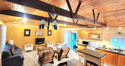 Bluejays - Waterfront cottage on Muskoka River
