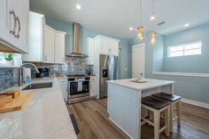 Fridge, microwave, oven, stovetop - Northeast Florida Retreat (Jacksonville Beach)