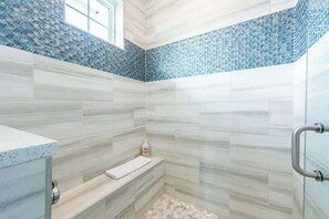 Ducha, secador de pelo, toallas y champú