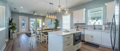 Jääkaappi, mikroaaltouuni, uuni, liesi