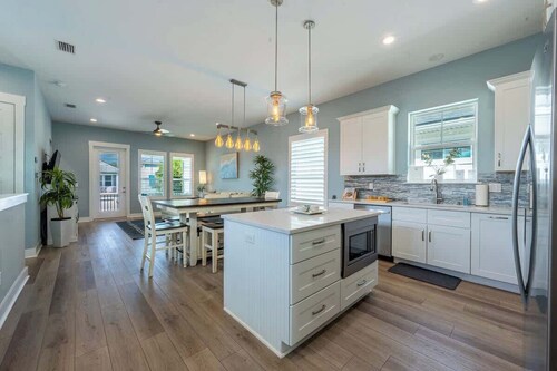 "Seas the day"-Luxury, Spacious, BBQ