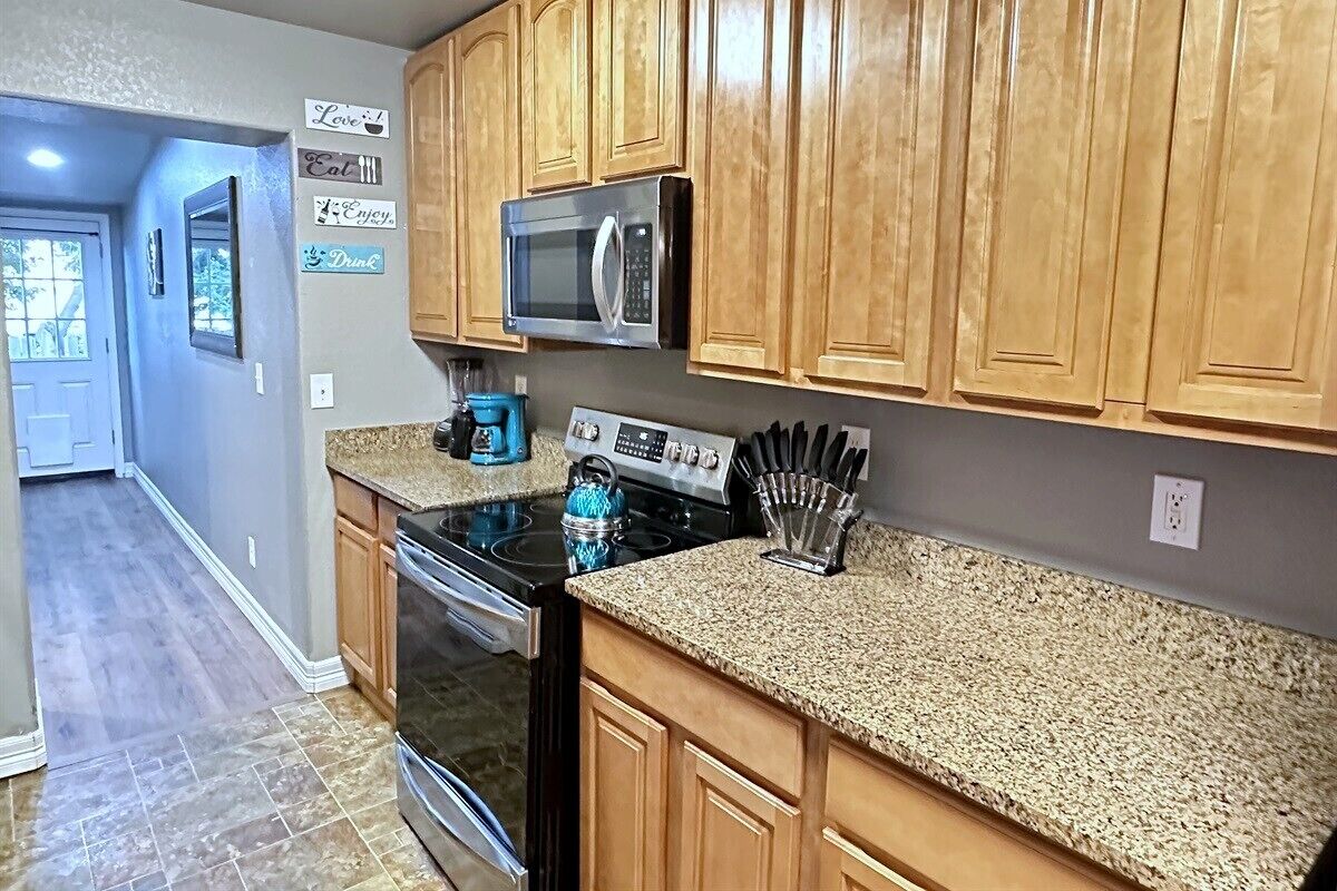 Coffee/tea maker, fridge, microwave, oven