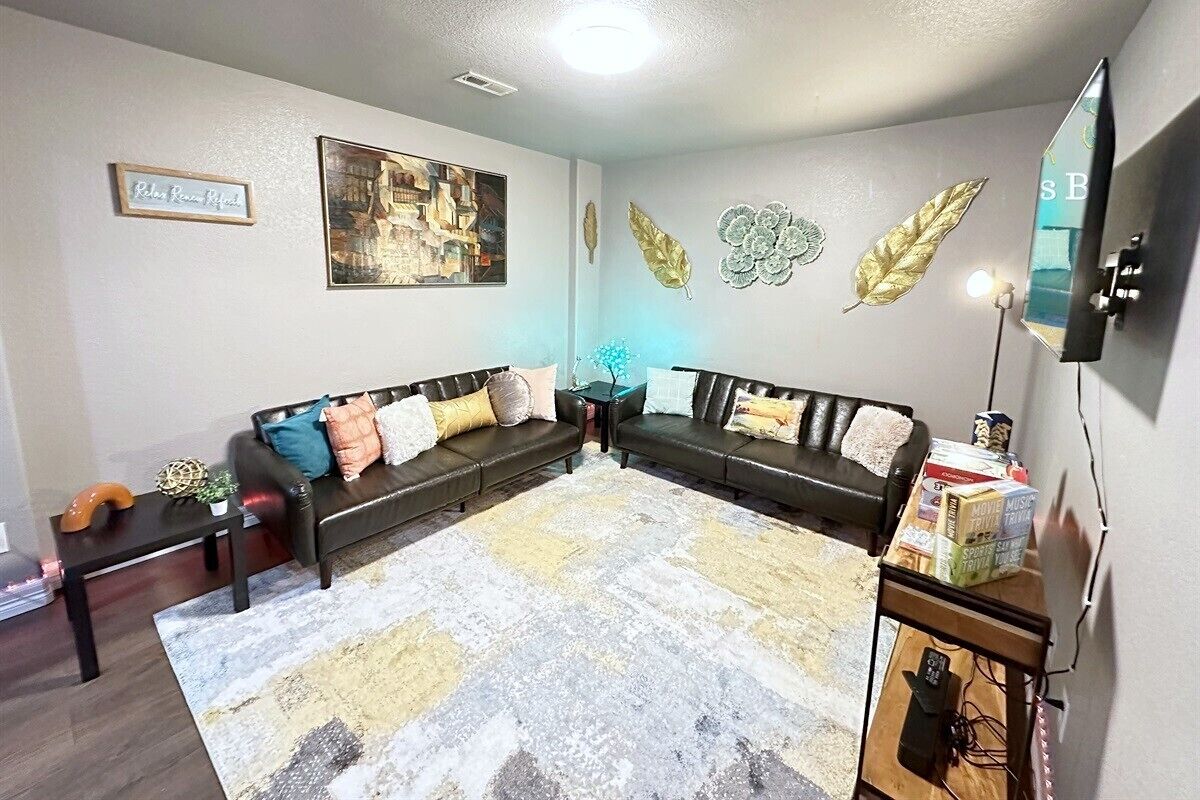 Smart TV, stereo, offices