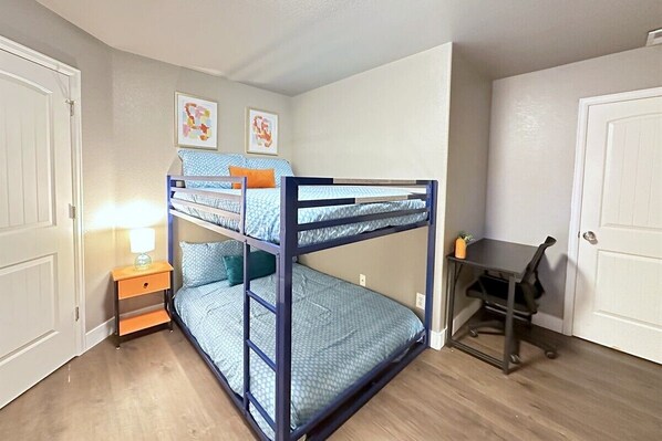 3 bedrooms, desk, iron/ironing board, WiFi