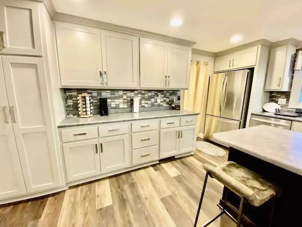 Een kookplaat, een vaatwasser