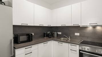 Kühlschrank, Mikrowelle, Ofen, Herdplatte