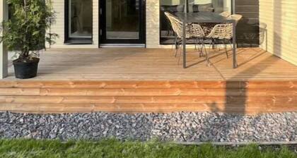 Modern semi-detached house near the airport,free parking