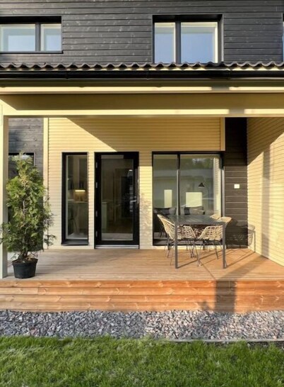 Modern semi-detached house near the airport,free parking