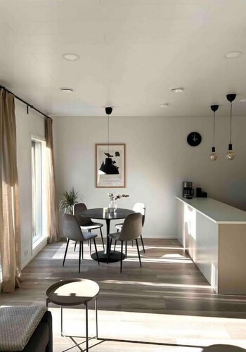 Modern semi-detached house near the airport,free parking