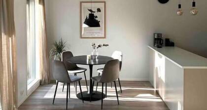 Modern semi-detached house near the airport,free parking