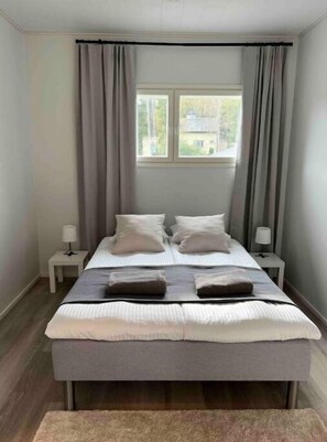 3 bedrooms, soundproofing, iron/ironing board, travel cot