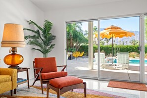 Smart TV, fireplace, books, music library - Panorama Palms: Mid mod vibes with panoramic views (Palm Springs)