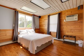 10 bedrooms, desk, iron/ironing board, travel cot - Waterfront Barrington Estate with Hot Tub! (Barrington)